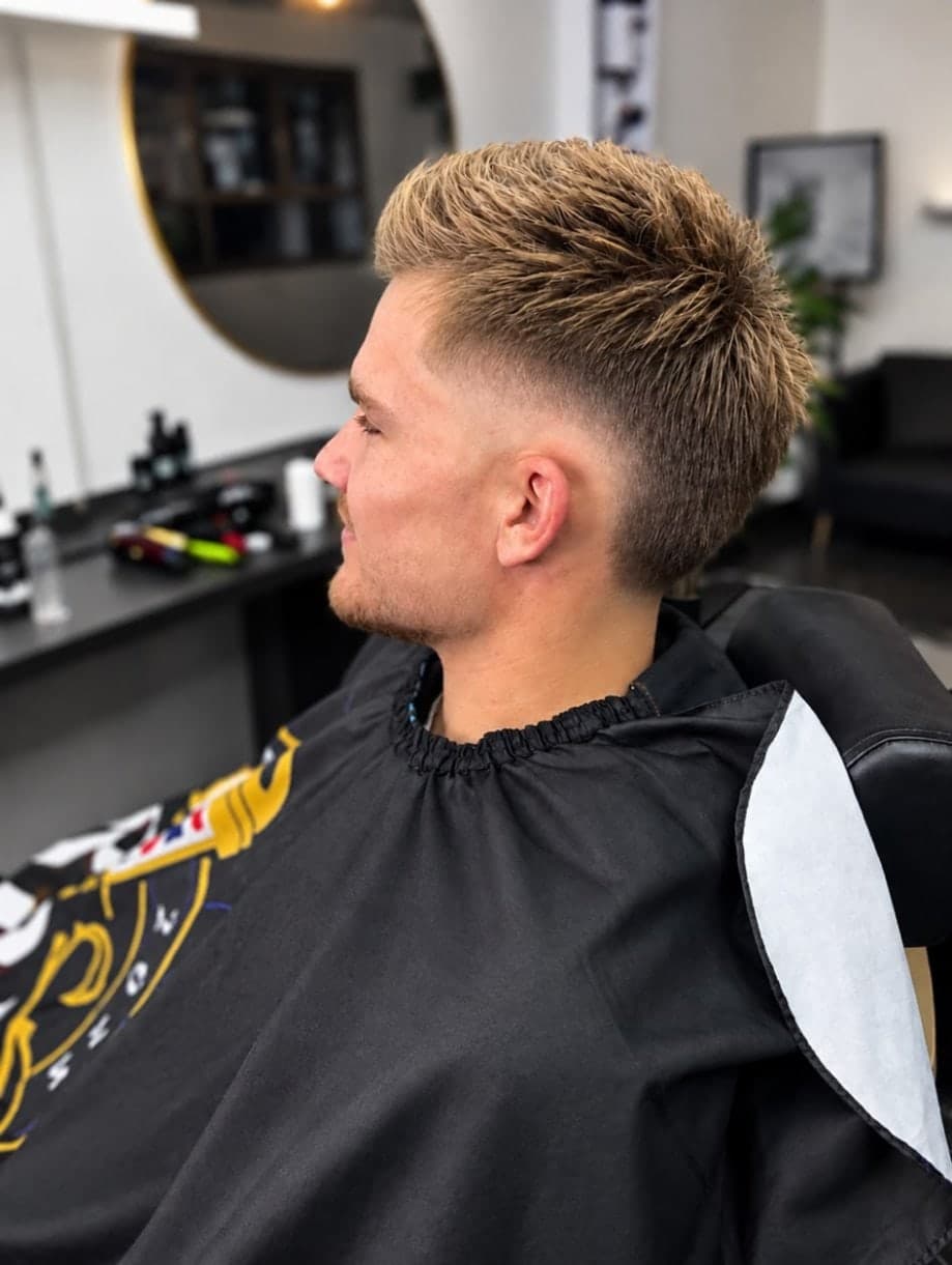 Coupe homme avec dégradé bas et dessus texturé réalisée chez BARBALI, barbier à Saint-Avé près de Vannes